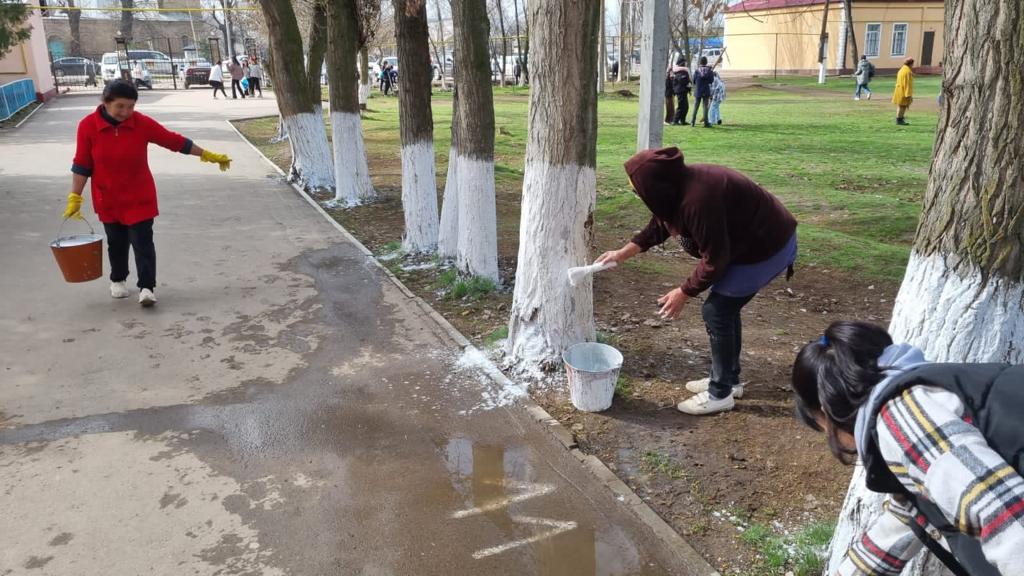 Оқушылар ауланы тазартып, ағаш пен гүл егу жұмыстарын атқарды.