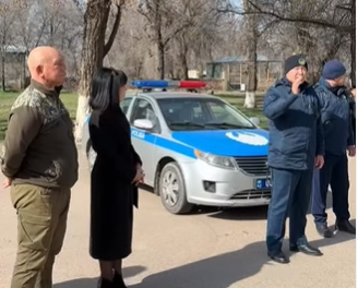 Полиция қызметкерлерімен бірлесіп мектеп ауласында білім алушылармен кездесу